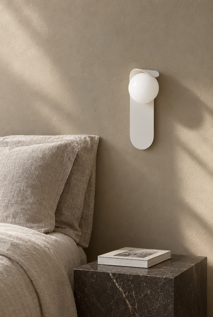 Vägglampa med rund opalvit skärm