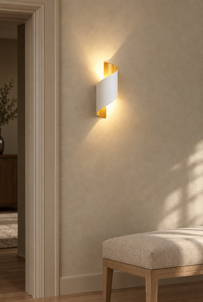 Vägglampa med vriden metallfront