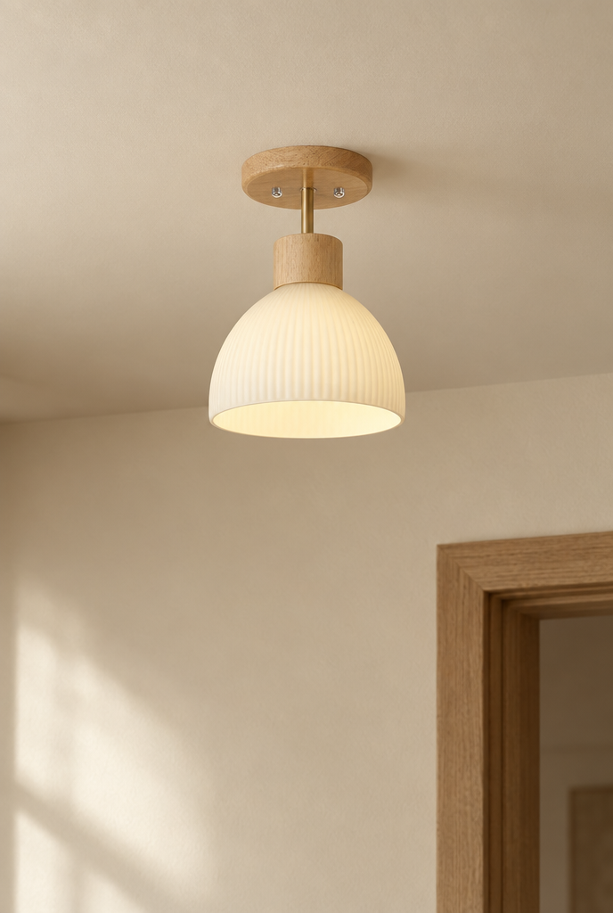 Taklampa med räfflad glasskärm och träfäste