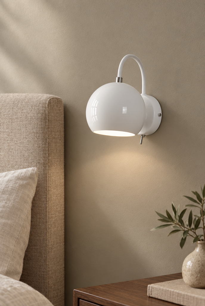 Vit vägglampa med rundad skärm