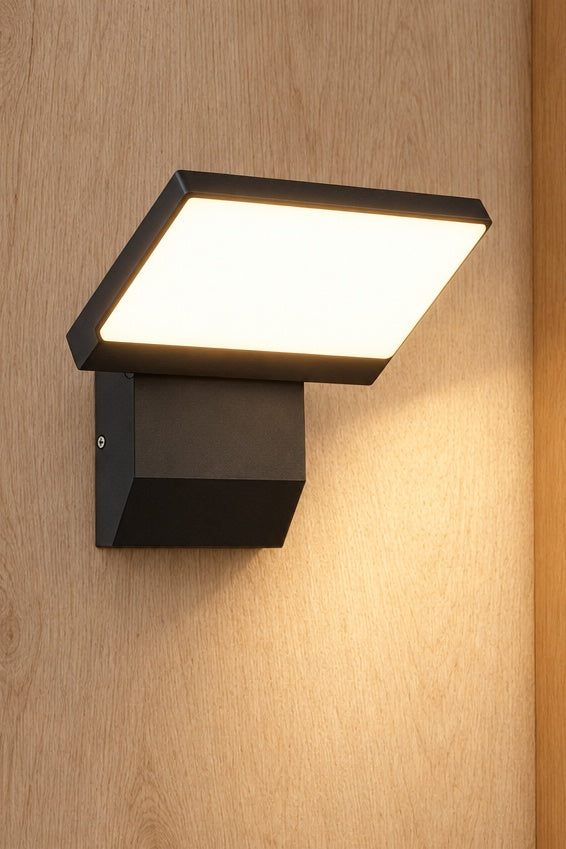 Vägglampa med vikbar form – Vikta – miljöbild i stående 2:3-format