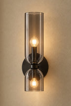 Vägglampa med färgat glas – Smoke – miljöbild i stående 2:3-format