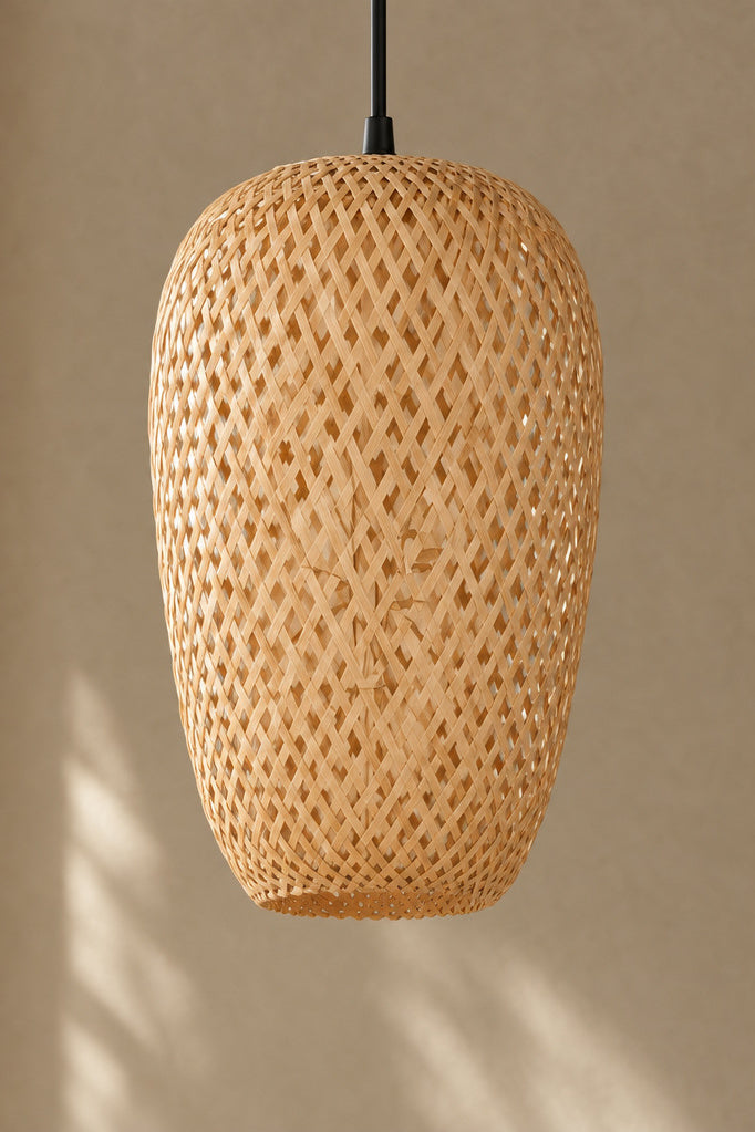 Pendellampa med vävd bambu – Bambuvi – F / utan ljuskälla – produktfokuserad miljöbild, stående 2:3