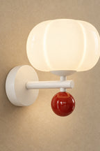 Vägglampa med rundad skärm – Pumpia – Wd362-röd / varmvitt (2700-3500 K) – produktfokuserad miljöbild, stående 2:3