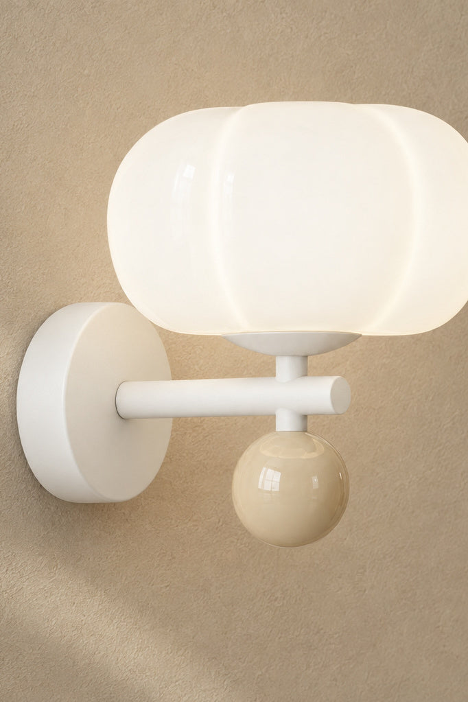 Vägglampa med rundad skärm – Pumpia – Wd362-beige / kallvitt(5500-7000 K) – produktfokuserad miljöbild, stående 2:3