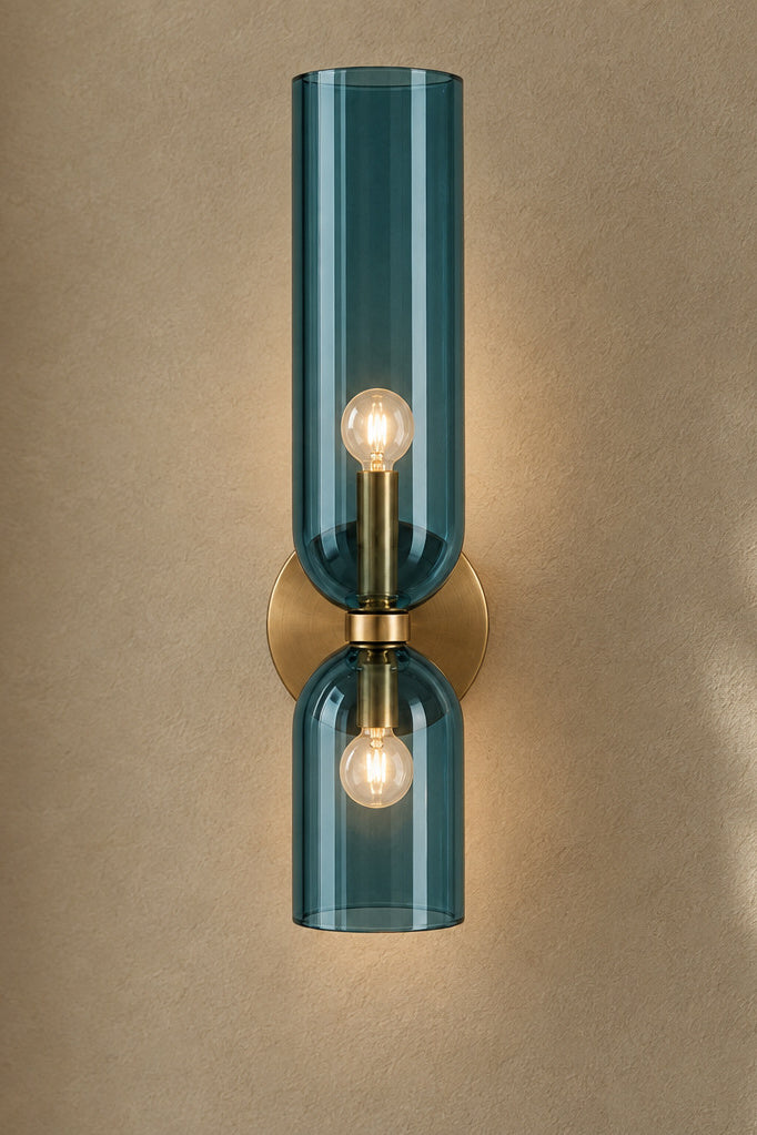 Vägglampa med färgat glas – Smoke – blå / 220V – produktfokuserad miljöbild, stående 2:3