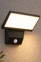 Vägglampa med vikbar form – Vikta – svart rörelsesensor – produktfokuserad miljöbild, stående 2:3
