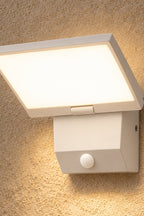Vägglampa med vikbar form – Vikta – vit utan sensor – produktfokuserad miljöbild, stående 2:3