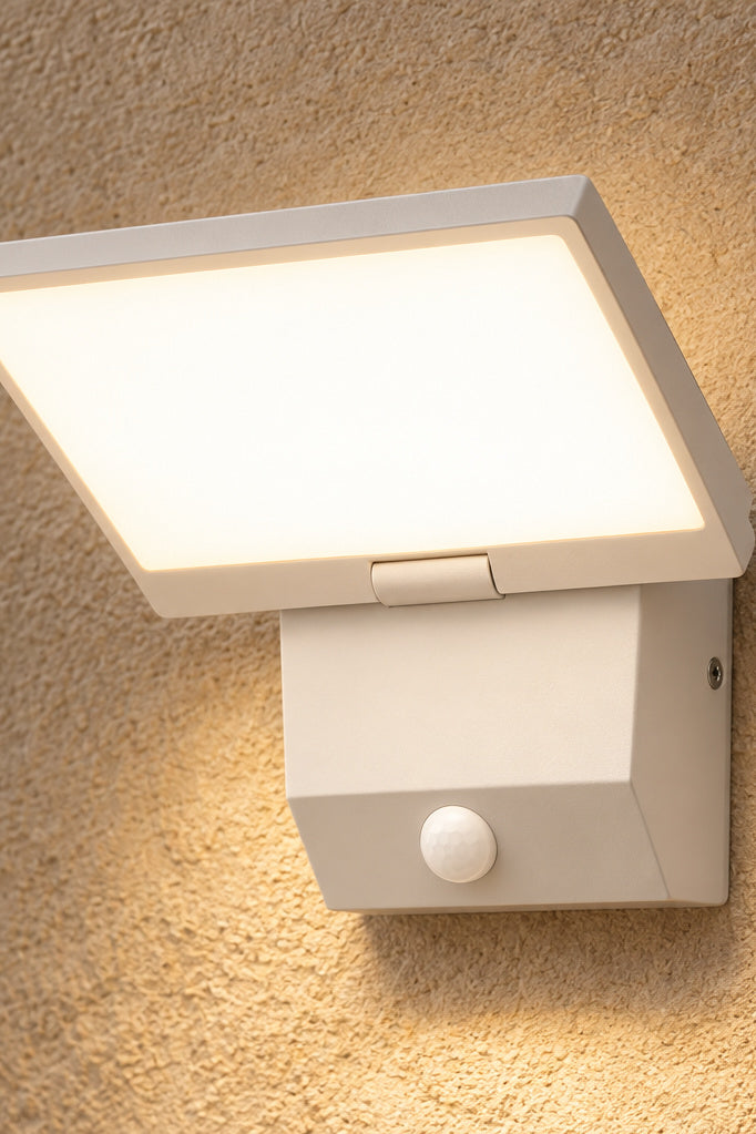 Vägglampa med vikbar form – Vikta – vit utan sensor – produktfokuserad miljöbild, stående 2:3