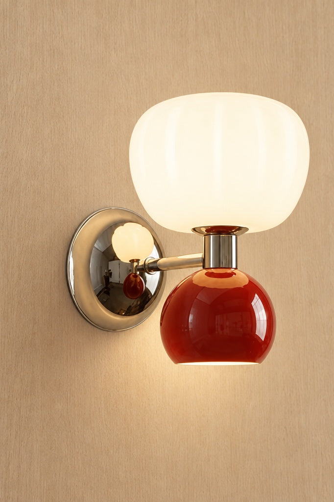 Vägglampa med rundad skärm – Pumpia – Wd360-röd / kallvitt(5500-7000 K) – produktfokuserad miljöbild, stående 2:3