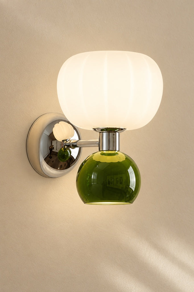Vägglampa med rundad skärm – Pumpia – Wd360-grön / kallvitt(5500-7000 K) – produktfokuserad miljöbild, stående 2:3