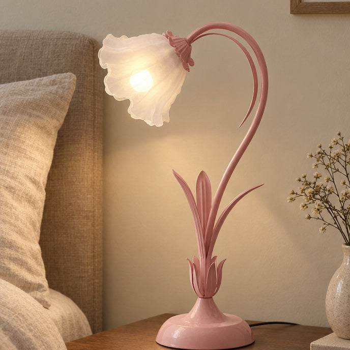 Bordslampa med blomform – Florae – rosa / EU-kontakt – produktfokuserad miljöbild