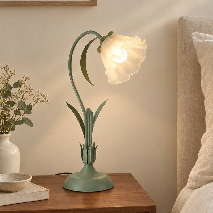 Bordslampa med blomform – Florae – grön / EU-kontakt – produktfokuserad miljöbild