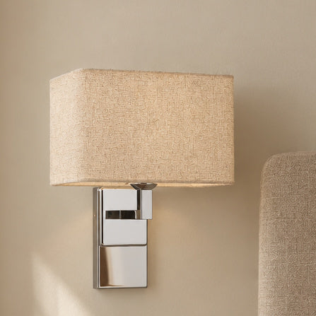 Vägglampa med lässpot och tygskärm – Läsvi – modell A-beige – produktfokuserad miljöbild