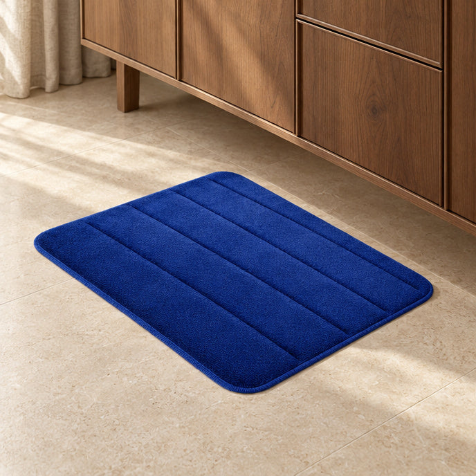 Ribbad badrumsmatta – Rilla – mörkblå / 50 × 80 cm – produktfokuserad miljöbild