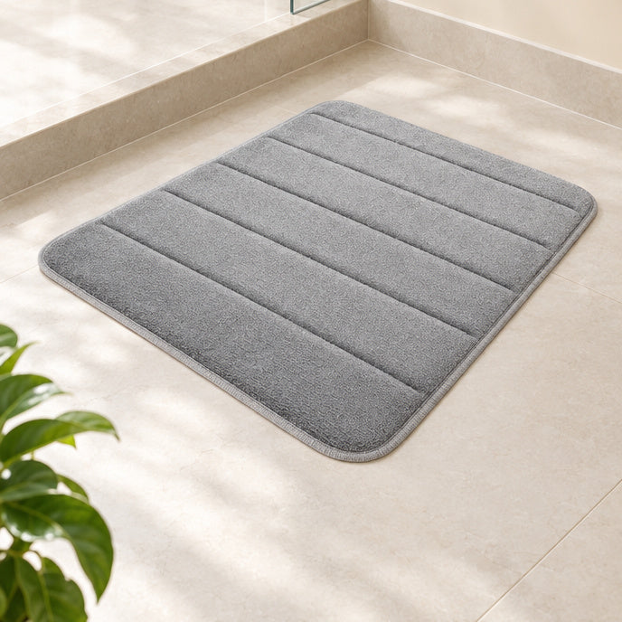 Ribbad badrumsmatta – Rilla – grå / 40 × 60 cm-3 st – produktfokuserad miljöbild