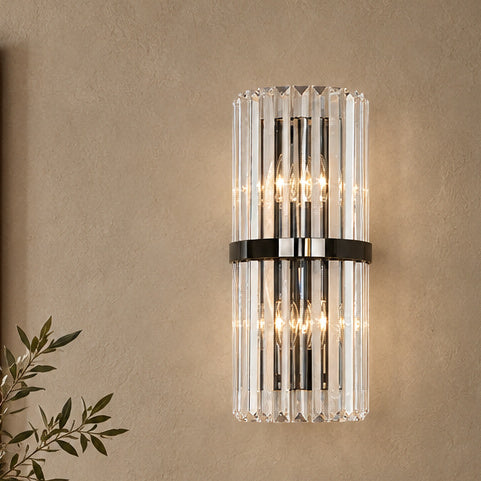 Vägglampa med kristallkaraktär – Kriela – svart stor – produktfokuserad miljöbild