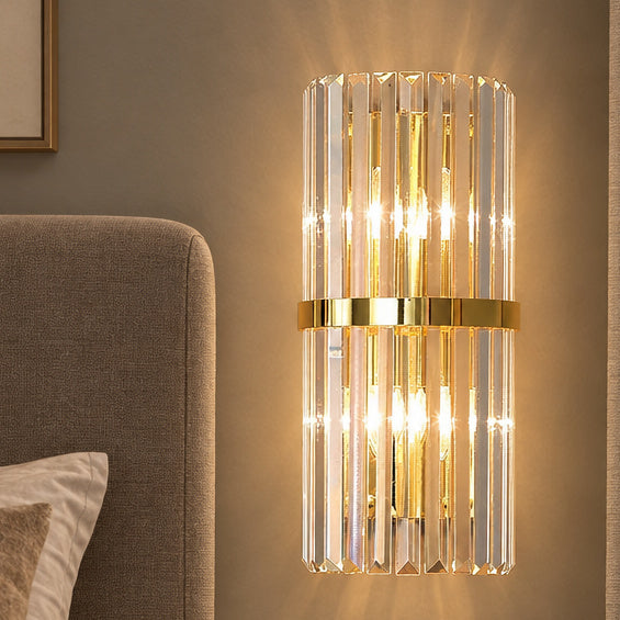 Vägglampa med kristallkaraktär – Kriela – guldfärgad stor – produktfokuserad miljöbild