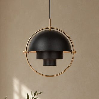 Pendellampa med formbar metallskärm – Forma – svart / Ø 38 cm / varmvitt – produktfokuserad miljöbild