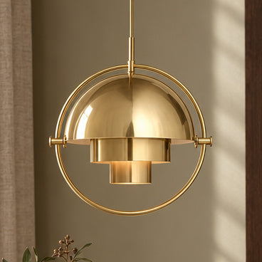 Pendellampa med formbar metallskärm – Forma – guldfärgad / Ø 38 cm / varmvitt – produktfokuserad miljöbild