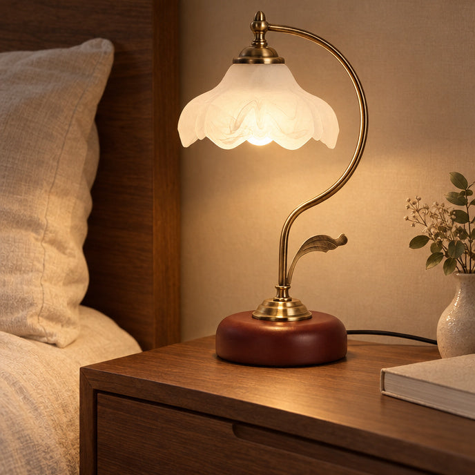 Bordslampa med blomformad glasskärm – Blomia – A / varmt ljus 4500 K / EU-kontakt – produktfokuserad miljöbild