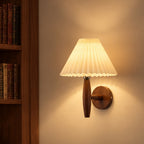 Vägglampa med parasollform – Umbra – svart – produktfokuserad miljöbild