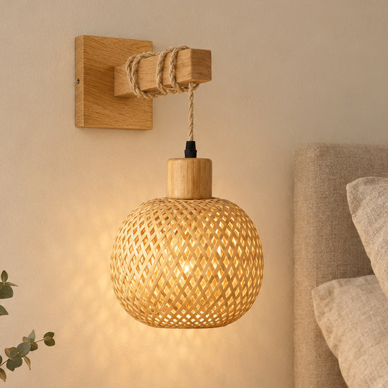 Vägglampa med bambu och rotting – Vevia – gul / utan ljuskälla – produktfokuserad miljöbild