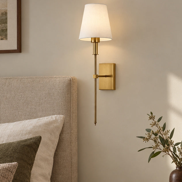 Vägglampa med tygskärm och E27 – Linvi – A-2 / varmt ljus / 5 W – produktfokuserad miljöbild