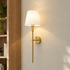 Vägglampa med tygskärm och E27 – Linvi – B-2 / varmt ljus / 5 W – produktfokuserad miljöbild
