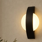 LED-vägglampa i rund eller fyrkantig form – Akra – svart rund / varmvitt (2700-3500 K) / 5 W – produktfokuserad miljöbild