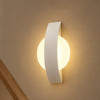 LED-vägglampa i rund eller fyrkantig form – Akra – vit rund / varmvitt (2700-3500 K) / 5 W – produktfokuserad miljöbild
