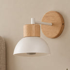 Vägglampa med fågelmotiv och trä – Fåra – A / utan ljuskälla – produktfokuserad miljöbild
