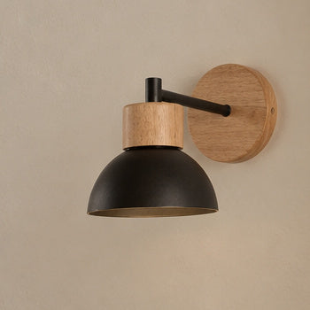 Vägglampa med fågelmotiv och trä – Fåra – C / utan ljuskälla – produktfokuserad miljöbild