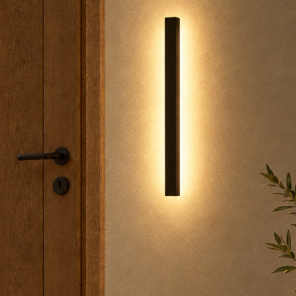 Lång LED-vägglampa – Strila – varmvitt / B modell 3.6 cm bredd / 55 cm – produktfokuserad miljöbild