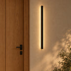 Lång LED-vägglampa – Strila – neutralvit ljus / B modell 3.6 cm bredd / 80 cm – produktfokuserad miljöbild