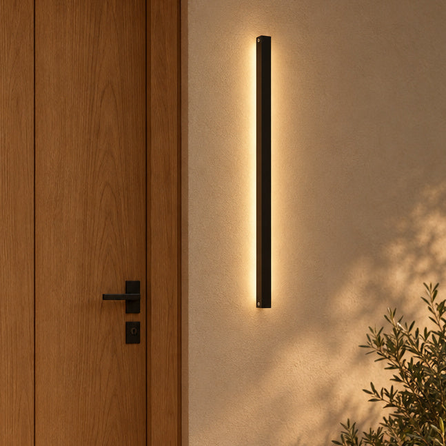 Lång LED-vägglampa – Strila – neutralvit ljus / B modell 3.6 cm bredd / 80 cm – produktfokuserad miljöbild