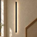 Lång LED-vägglampa – Strila – neutralvit ljus / B modell 3.6 cm bredd / 120 cm – produktfokuserad miljöbild
