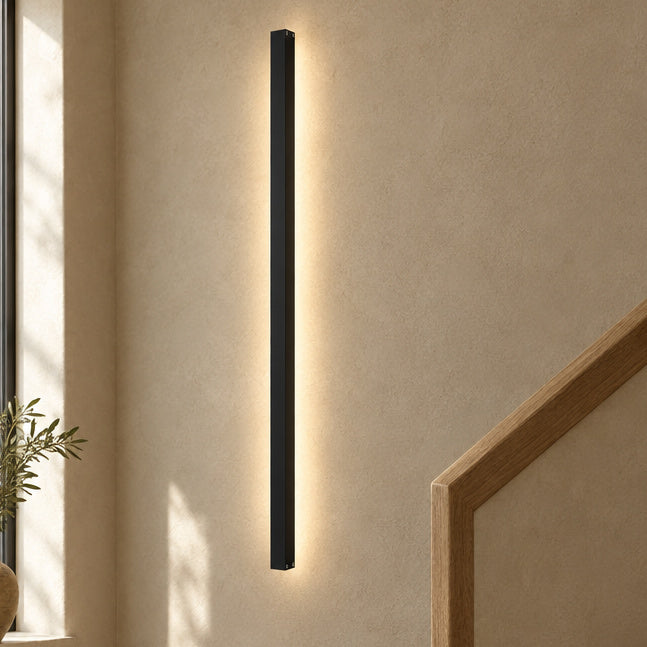 Lång LED-vägglampa – Strila – neutralvit ljus / B modell 3.6 cm bredd / 120 cm – produktfokuserad miljöbild
