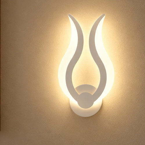 Vägglampa med flamlik form – Flära – modell D (vit) / varmt ljus / 9 W – produktfokuserad miljöbild