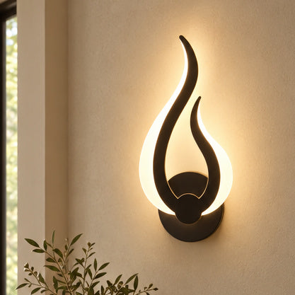 Vägglampa med flamlik form – Flära – modell E (svart) / varmt ljus / 9 W – produktfokuserad miljöbild