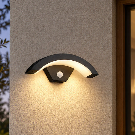 Vägglampa med valbar sensor – Senso – 24 W / sensor / kallvitt – produktfokuserad miljöbild