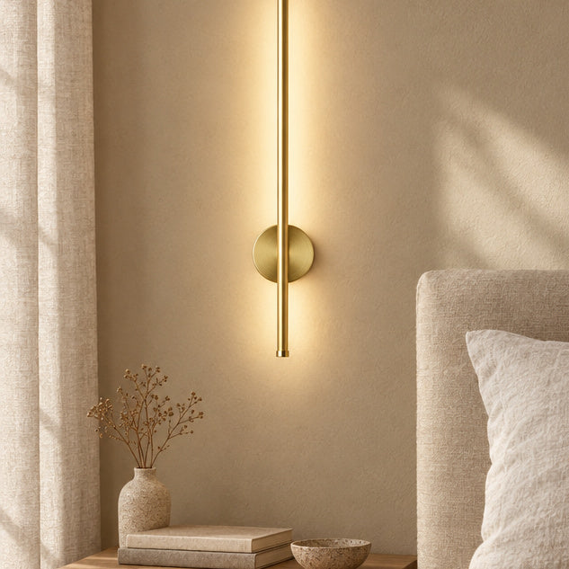 Uppladdningsbar vägglampa med fjärrkontroll – Elvi – 50 cm guldfärgad / Dimring med fjärrkontroll – produktfokuserad miljöbild