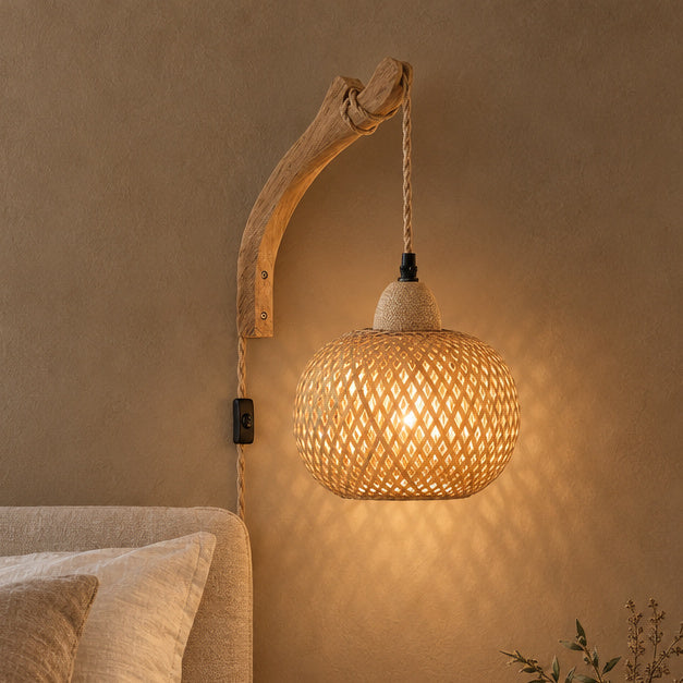 Vägglampa med vävd skärm – Fläta – trä - utan ljusdel -B / EU-kontakt – produktfokuserad miljöbild