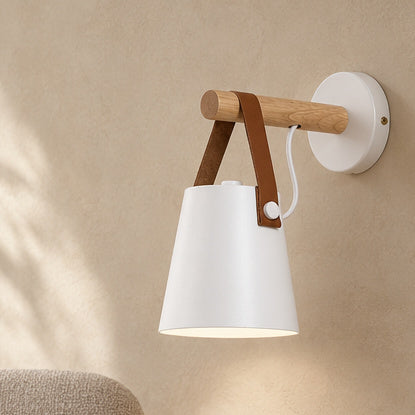 Vägglampa med trädetalj och sladd – Jora – vit / utan ljuskälla – produktfokuserad miljöbild
