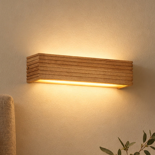 Vägglampa i trä – Elda – 35 cm / vitt ljus – produktfokuserad miljöbild