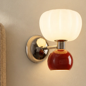 Vägglampa med rundad skärm – Pumpia – Wd360-röd / kallvitt(5500-7000 K) – produktfokuserad miljöbild