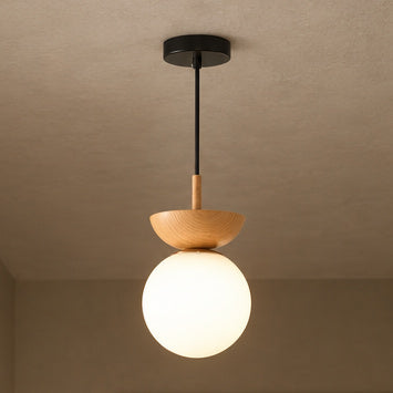 Lampa med glasklot och träton – Klotia – pendel modell trä / utan ljuskälla – produktfokuserad miljöbild