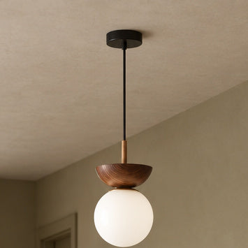 Lampa med glasklot och träton – Klotia – pendel modell valnöt / utan ljuskälla – produktfokuserad miljöbild