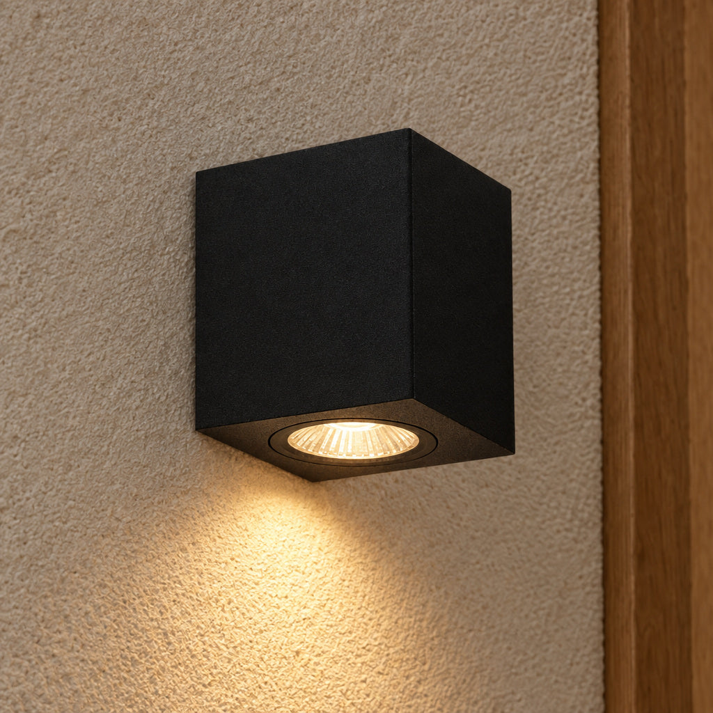 Vägglampa i aluminium med varmt ljus – Alumvi – varmvitt / C – produktfokuserad miljöbild