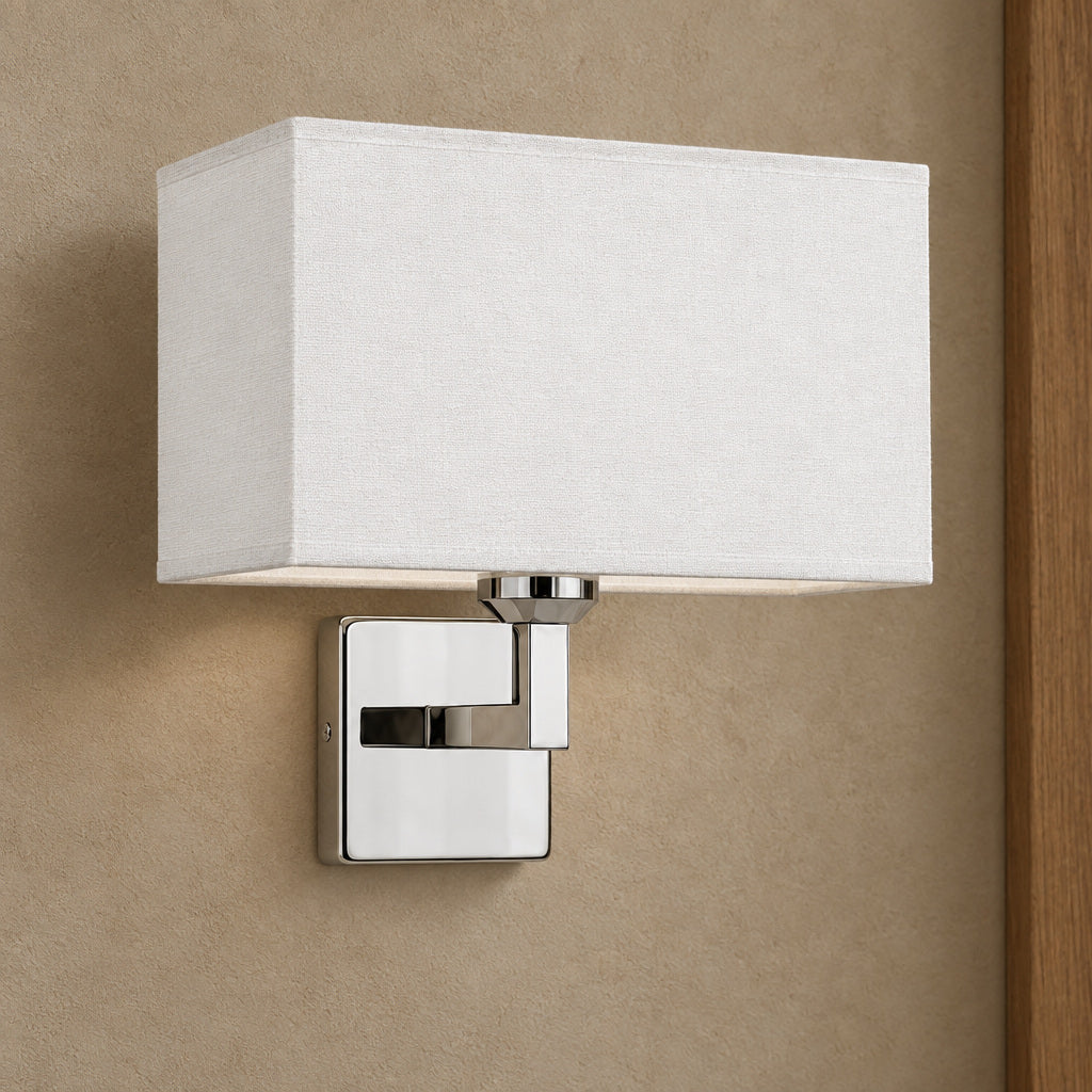 Vägglampa med lässpot och tygskärm – Läsvi – modell A-vit – produktfokuserad miljöbild